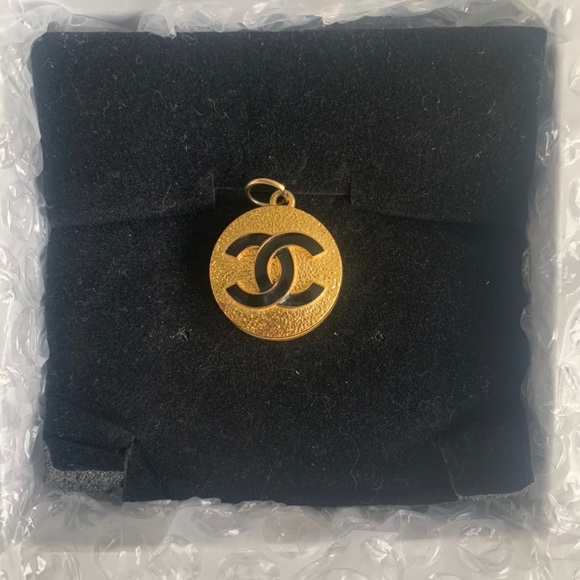 Redesigned Chanel pendent - Picture 2 of 2